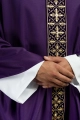 Fioletowy ornat ozdobiony 500 kamieniami z wąskim pasem - LE/7104/03 - HAF LE/7104/03 - Dewocjonalia P.H. Jakóbczak - Katolicki sklep liturgiczny i hurtownia