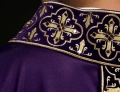 Fioletowy ornat ozdobiony 500 kamieniami z wąskim pasem - LE/7104/03 - HAF LE/7104/03 - Dewocjonalia P.H. Jakóbczak - Katolicki sklep liturgiczny i hurtownia