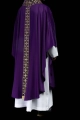 Fioletowy ornat ozdobiony 500 kamieniami z wąskim pasem - LE/7104/03 - HAF LE/7104/03 - Dewocjonalia P.H. Jakóbczak - Katolicki sklep liturgiczny i hurtownia