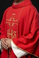 Czerwony ornat ze zdobionym złotym pasem z IHS i kłosami - KOR/214/02/01 - HAF KOR/214/02/01 - Dewocjonalia P.H. Jakóbczak - Katolicki sklep liturgiczny i hurtownia