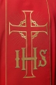 Czerwony ornat ze zdobionym złotym pasem z IHS i kłosami - KOR/214/02/01 - HAF KOR/214/02/01 - Dewocjonalia P.H. Jakóbczak - Katolicki sklep liturgiczny i hurtownia