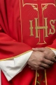 Czerwony ornat ze zdobionym złotym pasem z IHS i kłosami - KOR/214/02/01 - HAF KOR/214/02/01 - Dewocjonalia P.H. Jakóbczak - Katolicki sklep liturgiczny i hurtownia