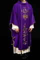 Fioletowy ornat ze zdobionym złotym pasem z IHS i kłosami - KOR/214/03/01 - HAF KOR/214/03/01 - Dewocjonalia P.H. Jakóbczak - Katolicki sklep liturgiczny i hurtownia