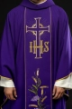 Fioletowy ornat ze zdobionym złotym pasem z IHS i kłosami - KOR/214/03/01 - HAF KOR/214/03/01 - Dewocjonalia P.H. Jakóbczak - Katolicki sklep liturgiczny i hurtownia