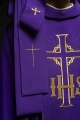 Fioletowy ornat ze zdobionym złotym pasem z IHS i kłosami - KOR/214/03/01 - HAF KOR/214/03/01 - Dewocjonalia P.H. Jakóbczak - Katolicki sklep liturgiczny i hurtownia
