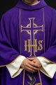 Fioletowy ornat ze zdobionym złotym pasem z IHS i kłosami - KOR/214/03/01 - HAF KOR/214/03/01 - Dewocjonalia P.H. Jakóbczak - Katolicki sklep liturgiczny i hurtownia