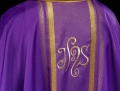 Fioletowy ornat haftowany ze wzorem IHS ze złoceniem - KOR/183/03/27 - HAF KOR/183/03/27 - Dewocjonalia P.H. Jakóbczak - Katolicki sklep liturgiczny i hurtownia