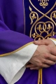 Fioletowy ornat liturgiczny zdobiony haftem na aksamicie - KOR/169/03 - HAF KOR/169/03 - Dewocjonalia P.H. Jakóbczak - Katolicki sklep liturgiczny i hurtownia