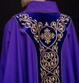Fioletowy ornat liturgiczny zdobiony haftem na aksamicie - KOR/169/03 - HAF KOR/169/03 - Dewocjonalia P.H. Jakóbczak - Katolicki sklep liturgiczny i hurtownia