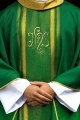 Zielony ornat haftowany ze wzorem IHS ze złoceniem - KOR/183/01/27 - HAF KOR/183/01/27 - Dewocjonalia P.H. Jakóbczak - Katolicki sklep liturgiczny i hurtownia