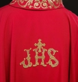 Czerwony ornat z haftem IHS w złotym kolorze i ozdobnym wykończeniem - KOR/157/02/01 - HAF KOR/157/02/01 - Dewocjonalia P.H. Jakóbczak - Katolicki sklep liturgiczny i hurtownia