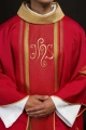 Czerwony ornat haftowany ze wzorem IHS ze złoceniem - KOR/183/02/27 - HAF KOR/183/02/27 - Dewocjonalia P.H. Jakóbczak - Katolicki sklep liturgiczny i hurtownia