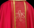 Czerwony ornat haftowany ze wzorem IHS ze złoceniem - KOR/183/02/27 - HAF KOR/183/02/27 - Dewocjonalia P.H. Jakóbczak - Katolicki sklep liturgiczny i hurtownia