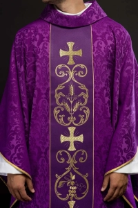 Fioletowy ornat liturgiczny ozdobiony haftowanym pasem - KOR/148/03/81