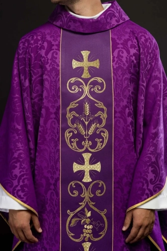 Fioletowy ornat liturgiczny ozdobiony haftowanym pasem - KOR/148/03/81 - HAF KOR/148/03/81 - Dewocjonalia P.H. Jakóbczak - Katolicki sklep liturgiczny i hurtownia