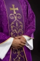 Fioletowy ornat liturgiczny ozdobiony haftowanym pasem - KOR/148/03/81 - HAF KOR/148/03/81 - Dewocjonalia P.H. Jakóbczak - Katolicki sklep liturgiczny i hurtownia