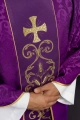 Fioletowy ornat liturgiczny ozdobiony haftowanym pasem - KOR/148/03/81 - HAF KOR/148/03/81 - Dewocjonalia P.H. Jakóbczak - Katolicki sklep liturgiczny i hurtownia