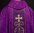 Fioletowy ornat liturgiczny ozdobiony haftowanym pasem - KOR/148/03/81 - HAF KOR/148/03/81 - Dewocjonalia P.H. Jakóbczak - Katolicki sklep liturgiczny i hurtownia