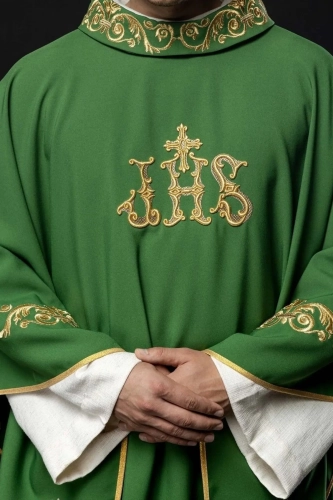 Zielony ornat ze złotym haftem IHS i ozdobnym wykończeniem - KOR/157/01/01 - HAF KOR/157/01/01 - Dewocjonalia P.H. Jakóbczak - Katolicki sklep liturgiczny i hurtownia