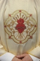 Złoty ornat haftowany motywem Serca Jezusa i kielicha - KOR/118/10/37 - HAF KOR/118/10/37 - Dewocjonalia P.H. Jakóbczak - Katolicki sklep liturgiczny i hurtownia