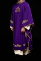Fioletowy ornat ze złotym haftem IHS i ozdobnym wykończeniem - KOR/157/03/01 - HAF KOR/157/03/01 - Dewocjonalia P.H. Jakóbczak - Katolicki sklep liturgiczny i hurtownia