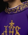 Fioletowy ornat ze złotym haftem IHS i ozdobnym wykończeniem - KOR/157/03/01 - HAF KOR/157/03/01 - Dewocjonalia P.H. Jakóbczak - Katolicki sklep liturgiczny i hurtownia