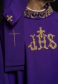 Fioletowy ornat ze złotym haftem IHS i ozdobnym wykończeniem - KOR/157/03/01 - HAF KOR/157/03/01 - Dewocjonalia P.H. Jakóbczak - Katolicki sklep liturgiczny i hurtownia