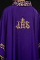 Fioletowy ornat ze złotym haftem IHS i ozdobnym wykończeniem - KOR/157/03/01 - HAF KOR/157/03/01 - Dewocjonalia P.H. Jakóbczak - Katolicki sklep liturgiczny i hurtownia