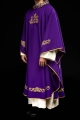 Fioletowy ornat ze złotym haftem IHS i ozdobnym wykończeniem - KOR/157/03/01 - HAF KOR/157/03/01 - Dewocjonalia P.H. Jakóbczak - Katolicki sklep liturgiczny i hurtownia