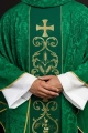 Zielony ornat liturgiczny ozdobiony haftowanym pasem - KOR/148/01/81 - HAF KOR/148/01/81 - Dewocjonalia P.H. Jakóbczak - Katolicki sklep liturgiczny i hurtownia