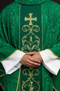 Zielony ornat liturgiczny ozdobiony haftowanym pasem - KOR/148/01/81