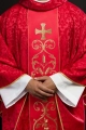 Czerwony ornat liturgiczny ozdobiony haftowanym pasem - KOR/148/02/81 - HAF KOR/148/02/81 - Dewocjonalia P.H. Jakóbczak - Katolicki sklep liturgiczny i hurtownia