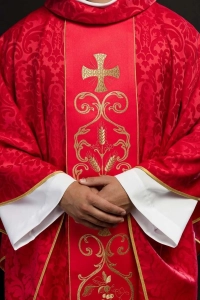 Czerwony ornat liturgiczny ozdobiony haftowanym pasem - KOR/148/02/81