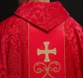 Czerwony ornat liturgiczny ozdobiony haftowanym pasem - KOR/148/02/81 - HAF KOR/148/02/81 - Dewocjonalia P.H. Jakóbczak - Katolicki sklep liturgiczny i hurtownia
