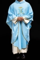 Niebieski ornat haftowany motywem maryjnym - KOR/090/06/12 - HAF KOR/090/06/12 - Dewocjonalia P.H. Jakóbczak - Katolicki sklep liturgiczny i hurtownia