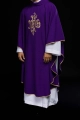 Fioletowy ornat ze złotym haftem IHS - KOR/032/03/12 - HAF KOR/032/03/12 - Dewocjonalia P.H. Jakóbczak - Katolicki sklep liturgiczny i hurtownia