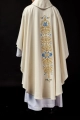 Ornat liturgiczny ecru z błyszczącej tkaniny ozdobiony koralikami - LE/7024/05 - HAF LE/7024/05 - Dewocjonalia P.H. Jakóbczak - Katolicki sklep liturgiczny i hurtownia