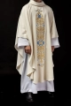 Ornat liturgiczny ecru z błyszczącej tkaniny ozdobiony koralikami - LE/7024/05 - HAF LE/7024/05 - Dewocjonalia P.H. Jakóbczak - Katolicki sklep liturgiczny i hurtownia