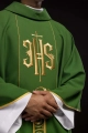 Ornat zielony z haftem IHS i szerokim pasem ozdobnym - KOR/031/01/01 - HAF KOR/031/01/01 - Dewocjonalia P.H. Jakóbczak - Katolicki sklep liturgiczny i hurtownia