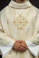 Ornat ecru z błyszczącej tkaniny inspirowany Różańcem - LE/7016/05 - HAF LE/7016/05 - Dewocjonalia P.H. Jakóbczak - Katolicki sklep liturgiczny i hurtownia