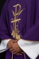 Fioletowy ornat z haftem złotego krzyża - KOR/026/03/12 - HAF KOR/026/03/12 - Dewocjonalia P.H. Jakóbczak - Katolicki sklep liturgiczny i hurtownia