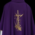 Fioletowy ornat z haftem złotego krzyża - KOR/026/03/12 - HAF KOR/026/03/12 - Dewocjonalia P.H. Jakóbczak - Katolicki sklep liturgiczny i hurtownia