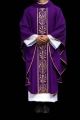 Fioletowy ornat liturgiczny ozdobiony złotym haftowanym pasem - KOR/008/03/01 - HAF KOR/008/03/01 - Dewocjonalia P.H. Jakóbczak - Katolicki sklep liturgiczny i hurtownia