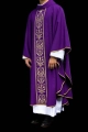 Fioletowy ornat liturgiczny ozdobiony złotym haftowanym pasem - KOR/008/03/01 - HAF KOR/008/03/01 - Dewocjonalia P.H. Jakóbczak - Katolicki sklep liturgiczny i hurtownia