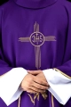 Fioletowy ornat haftowany motywem IHS - KOR/003/03/12 - HAF KOR/003/03/12 - Dewocjonalia P.H. Jakóbczak - Katolicki sklep liturgiczny i hurtownia