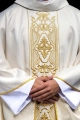 Ornat ecru z połyskującej tkaniny z bogatym złotym haftem na pasie - LE/7021/05 - HAF LE/7021/05 - Dewocjonalia P.H. Jakóbczak - Katolicki sklep liturgiczny i hurtownia