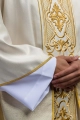 Ornat ecru z połyskującej tkaniny z bogatym złotym haftem na pasie - LE/7021/05 - HAF LE/7021/05 - Dewocjonalia P.H. Jakóbczak - Katolicki sklep liturgiczny i hurtownia