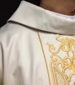 Ornat ecru z połyskującej tkaniny z bogatym złotym haftem na pasie - LE/7021/05 - HAF LE/7021/05 - Dewocjonalia P.H. Jakóbczak - Katolicki sklep liturgiczny i hurtownia
