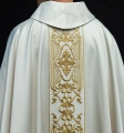 Ornat ecru z połyskującej tkaniny z bogatym złotym haftem na pasie - LE/7021/05 - HAF LE/7021/05 - Dewocjonalia P.H. Jakóbczak - Katolicki sklep liturgiczny i hurtownia