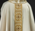Złoty ornat bogato haftowany, ozdobiony kamieniami - LE/7012/05 - HAF LE/7012/05 - Dewocjonalia P.H. Jakóbczak - Katolicki sklep liturgiczny i hurtownia